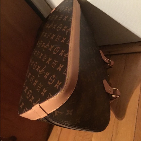 BEAUTIFUL LV BAG VERY LIGHTLY USED ONLY $465.00🔥🔥🔥🎁🎁 . - Picture 2 of 16